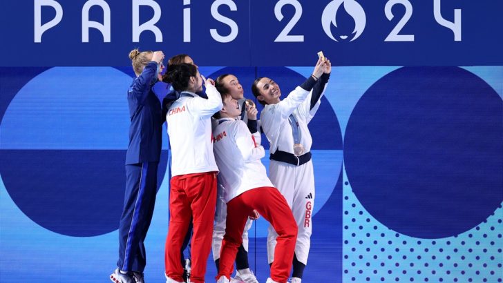 Samsung-Mobile-Galaxy-Z-Flip6-Olympic-Edition-2024-Paris-Olympics-Victory-Selfie_main2.jpg