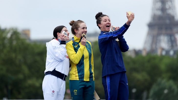 Samsung-Mobile-Galaxy-Z-Flip6-Olympic-Edition-2024-Paris-Olympics-Victory-Selfie_main3.jpg
