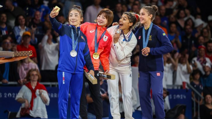 Samsung-Mobile-Galaxy-Z-Flip6-Olympic-Edition-2024-Paris-Olympics-Victory-Selfie_main7-FINAL.jpg