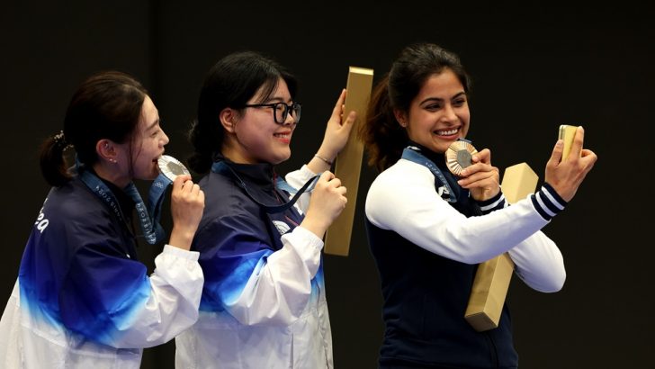Samsung-Mobile-Galaxy-Z-Flip6-Olympic-Edition-2024-Paris-Olympics-Victory-Selfie_main8.jpg