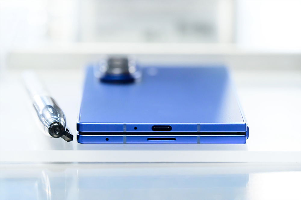 Samsung Galaxy Z Fold im Vergleich zu einem Stift