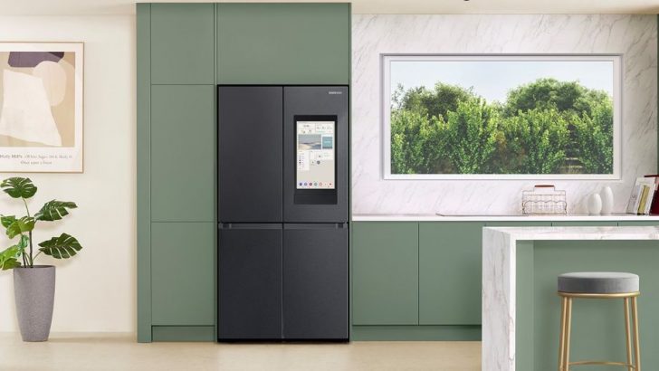 Samsung_Family-Hub_Premium-Black-Steel_Lifestyle_9.jpg