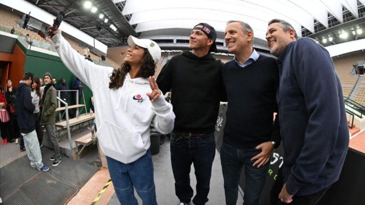 2-Team-Samsung-Galaxys-Rayssa-Leal-and-Jagger-Eaton-take-a-selfie-with-Samsungs-Jerome-Bloch-and-SLSs-Brett-Clarke.jpg