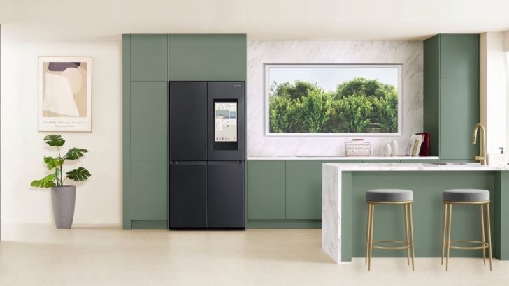 Samsung_Family-Hub_Premium-Black-Steel_Lifestyle_10.jpg