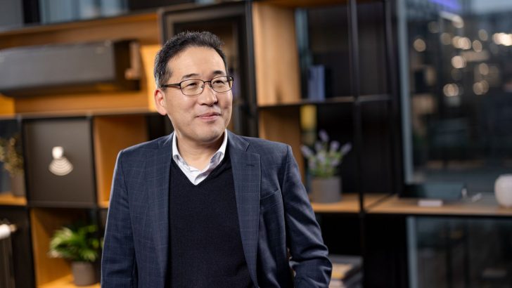 SAMSUNG-Yeon-Ho-Choi-Tim-Goger-60_Newsroom-e1767364493426.jpg