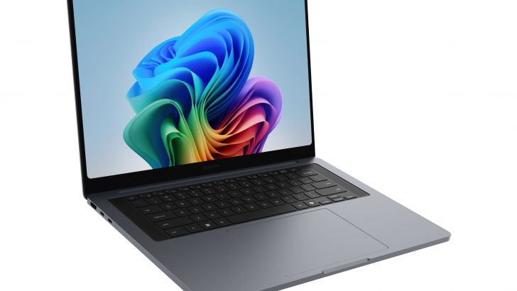 007-galaxy-book6-ultra-16-gray-top-l-perspective-e1771514314873.jpg