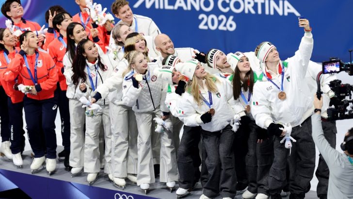 Samsung-Mobile-Milano-Cortina-2026-Galaxy-Z-Flip7-Olympic-Edition-Victory-Selfie-LA28-Games_main1.jpg