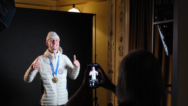 Samsung-Mobile-Milano-Cortina-2026-Galaxy-Z-Flip7-Olympic-Edition-Victory-Selfie-LA28-Games_main6.jpg