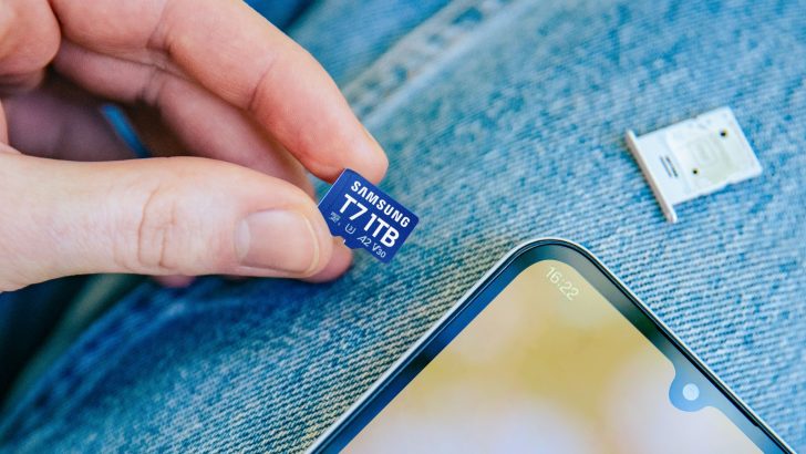 Samsung_T7-microSD-Card-Lifestyle.jpg