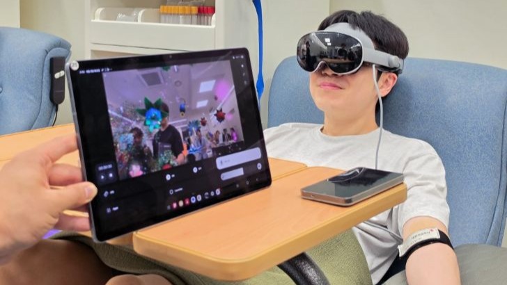 Ein Mann trägt die Samsung Galaxy XR Brille und spendet währenddessen Blut