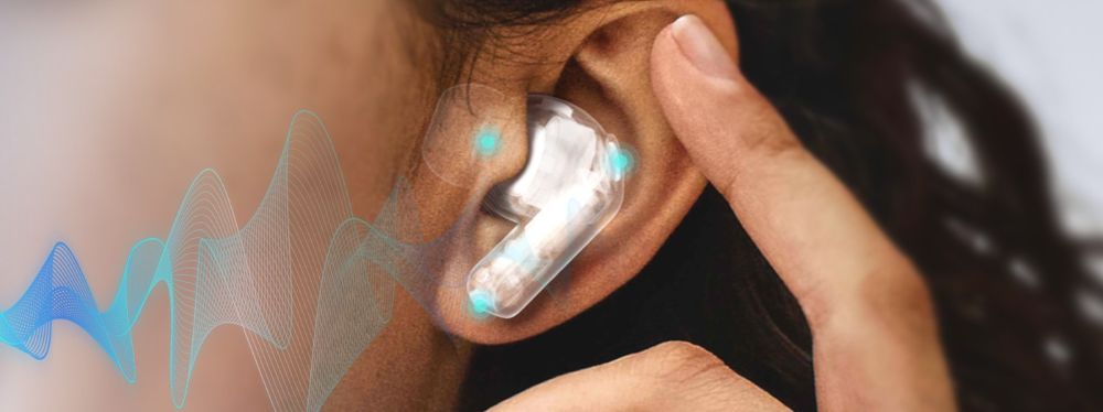 Eine Person tippt mit dem Finger gegen ihre Galaxy Buds4 Pro