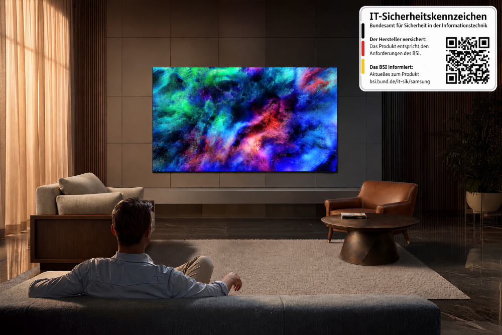 Samsung Smart TV im modernen Wohnzimmer mit IT-Sicherheitskennzeichen des Bundesamts für Sicherheit in der Informationstechnik (BSI). Das BSI-Kennzeichen bestätigt die Erfüllung relevanter Sicherheitsanforderungen und unterstützt Verbraucher*innen bei der Auswahl sicherer vernetzter Smart TVs.