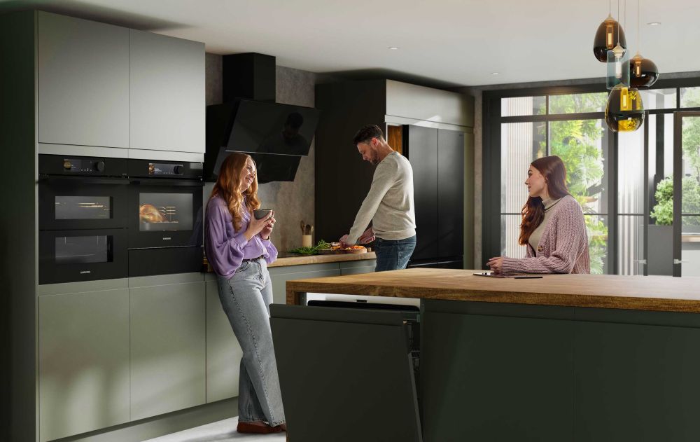 Moderne Küche mit Samsung Hausgeräten im Alltag. Der Artikel zeigt, wie Software-Updates, SmartThings und langlebige Komponenten zur langfristigen Zuverlässigkeit beitragen.