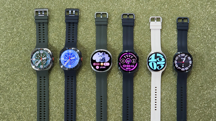 Zwei Modelle der Samsung Galaxy Watch Ultra2 und vier Modelle der Galaxy Watch9 in verschiedenen Designs