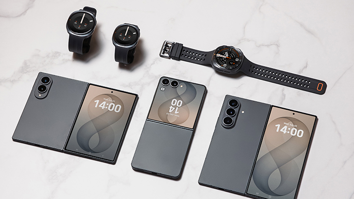 Produktansicht der neuen Geräte von Samsung: Das Galaxy Z Fold8, das Galaxy Z Fold8 Ultra und das Galaxy Z Flip8 liegen neben den Smartwatches Galaxy Watch Ultra 2 und Galaxy Watch9.