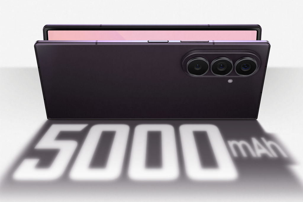 Ein leicht geöffnetes Samsung Galaxy Z Fold8 Ultra von der Rückseite. Das Smartphone wirft einen Schatten mit der Zahl „5000 mAh“.