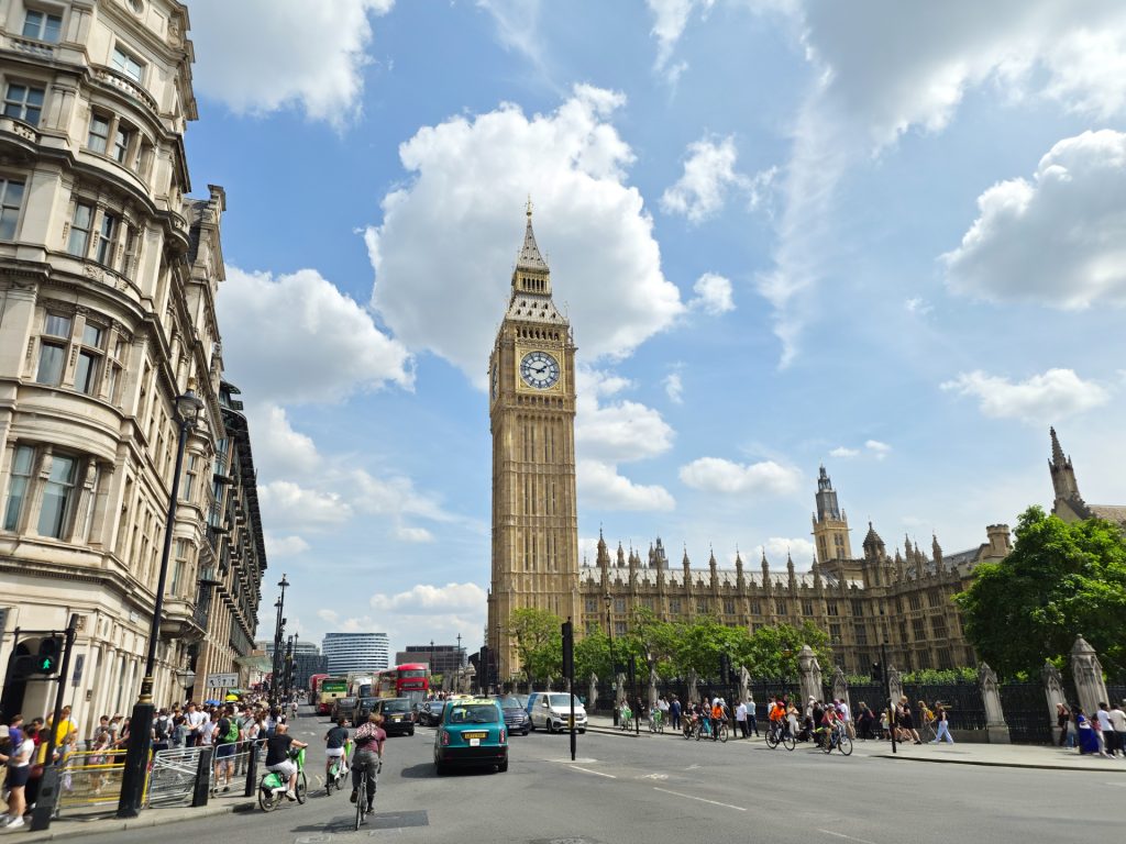 Straßenansicht vom Big Ben und dem Palace of Westminster in London bei Tageslicht, fotografiert mit dem Galaxy Z Fold8 Ultra.