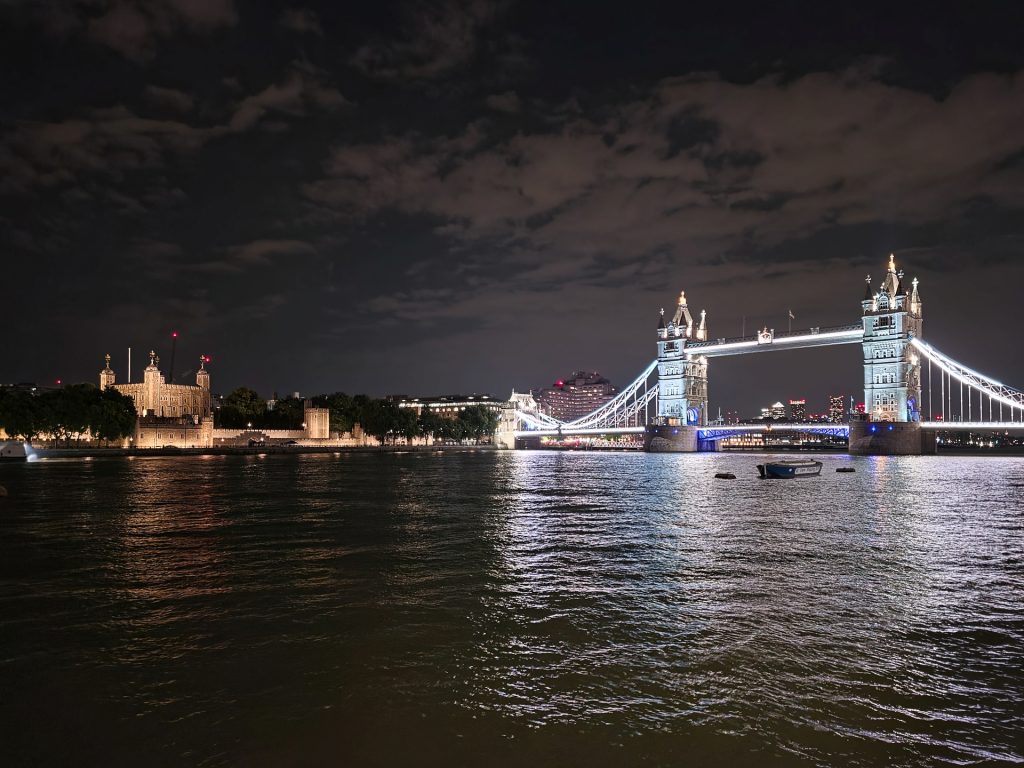 Nächtliche Ansicht der beleuchteten Tower Bridge über der Themse, aufgenommen mit der Nightography-Funktion.