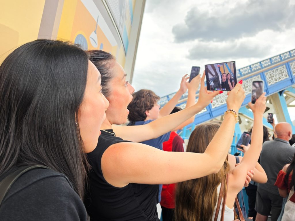 Mehrere Personen filmen mit Smartphones die sich öffnende Tower Bridge, im Bild vorne eine Frau mit einem Samsung Galaxy Z Fold8 im Dual-Aufnahme-Modus.