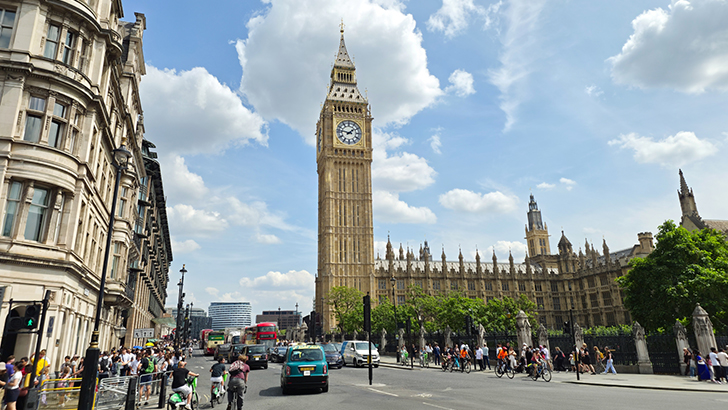 Straßenansicht vom Big Ben und dem Palace of Westminster in London bei Tageslicht, fotografiert mit dem Galaxy Z Fold8 Ultra.