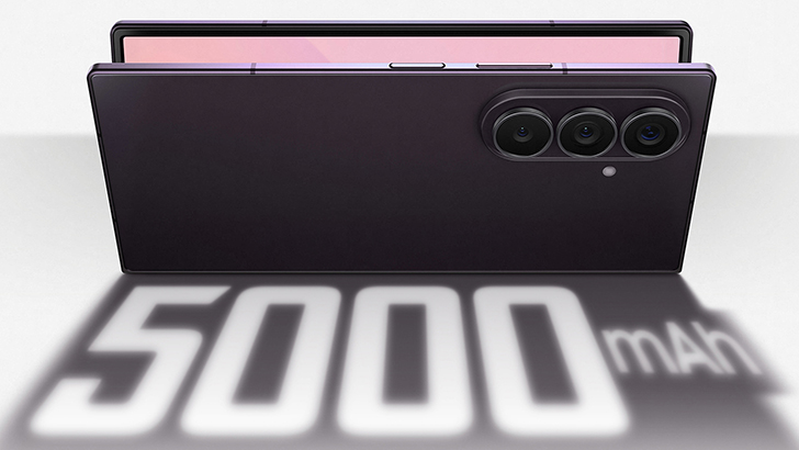 Ein leicht geöffnetes Samsung Galaxy Z Fold8 Ultra von der Rückseite. Das Smartphone wirft einen Schatten mit der Zahl „5000 mAh“.