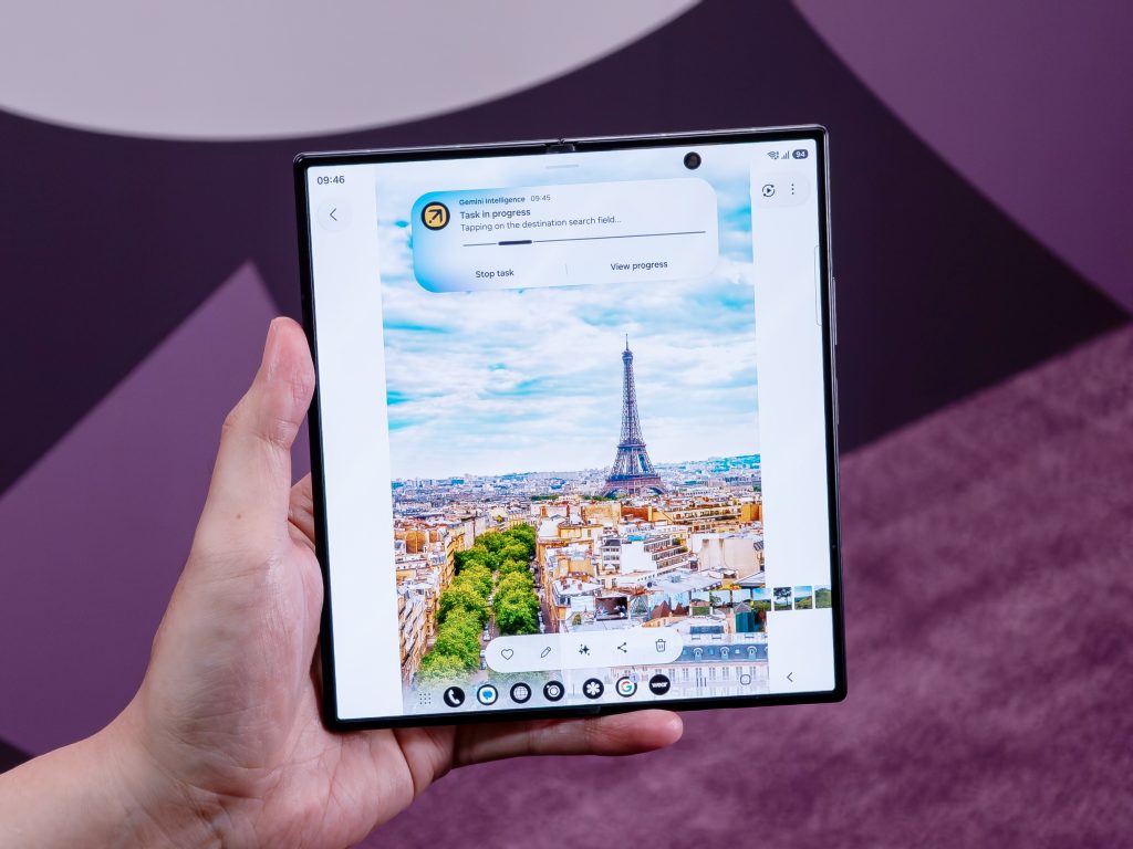 Samsung Galaxy Z Fold8 Ultra aufgeklappt. Auf dem Hauptdisplay ist der Eiffelturm in Paris zu sehen.