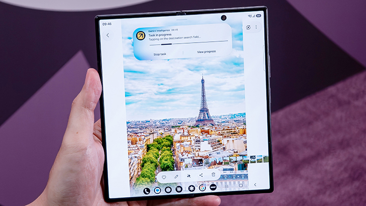 Samsung Galaxy Z Fold8 Ultra aufgeklappt. Auf dem Hauptdisplay ist der Eiffelturm in Paris zu sehen.