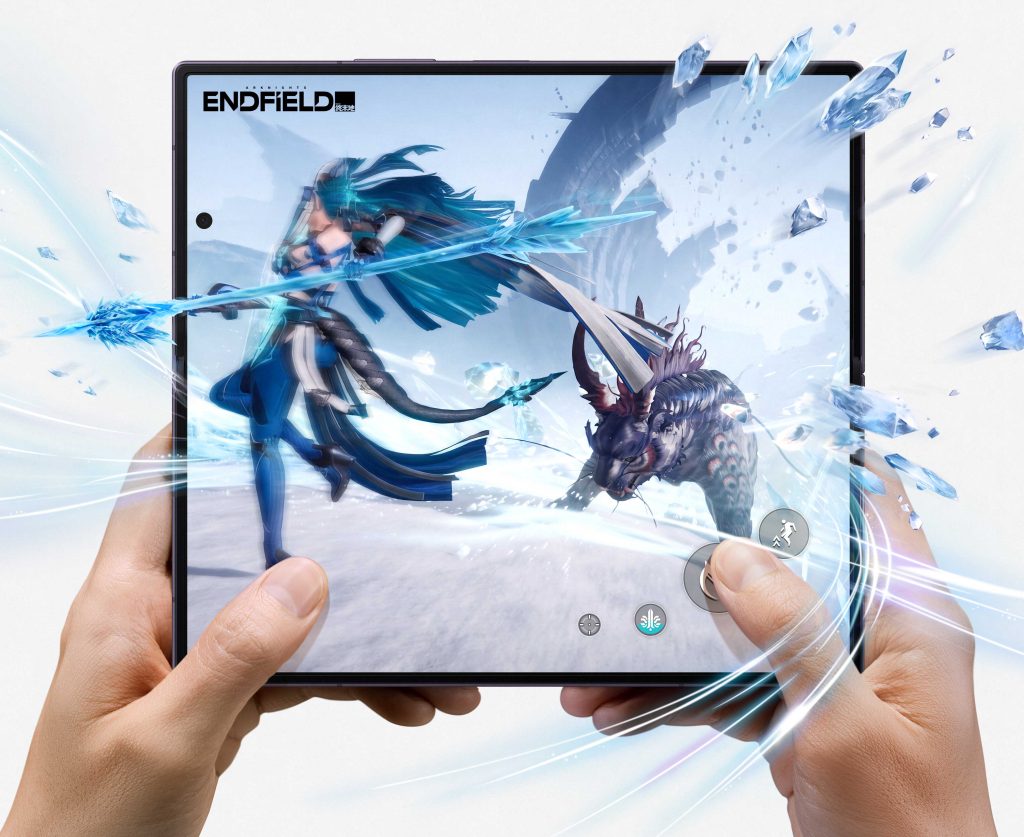Samsung Galaxy Z Fold8 Ultra aufgeklappt in der Frontansicht. Darauf ist eine Spielszene zu sehen.