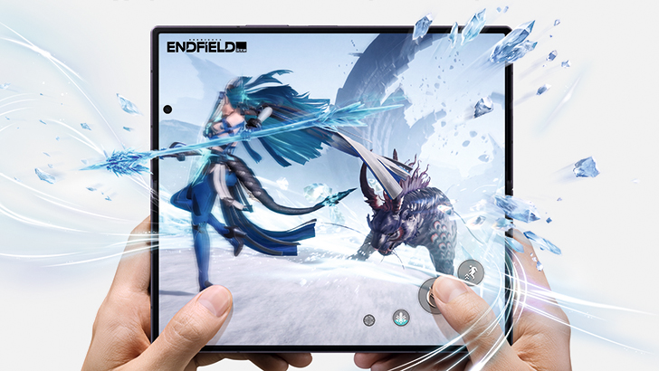 Samsung Galaxy Z Fold8 Ultra aufgeklappt in der Frontansicht. Darauf ist eine Spielszene zu sehen.