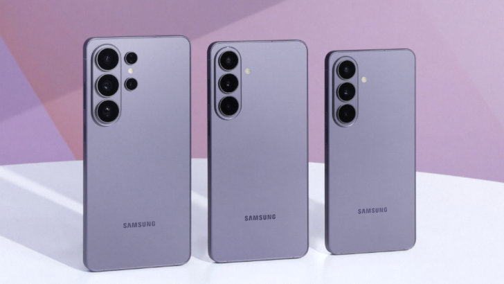 Die neue Samsung Galaxy S26-Serie in der Farbe Cobalt Violet nebeneinander aufgestellt: Galaxy S26 Ultra, Galaxy S26+ und Galaxy S26 (von links)