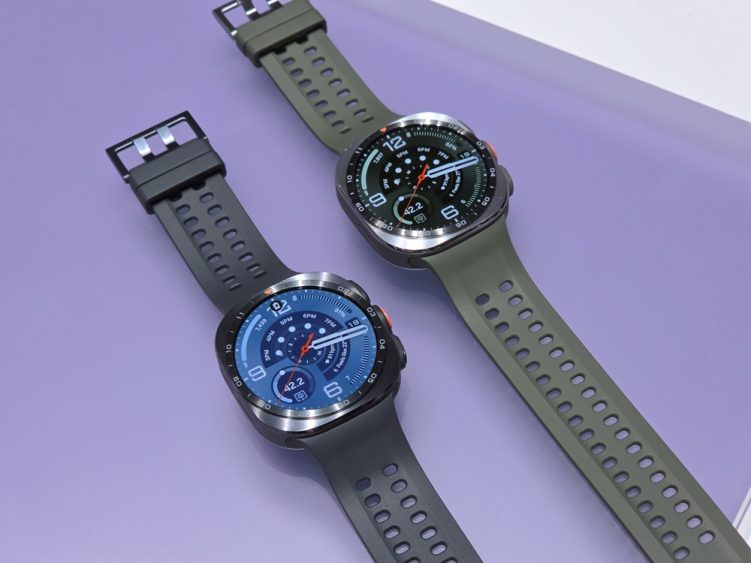 Zwei Modelle der Samsung Galaxy Watch Ultra2 in der Detailansicht
