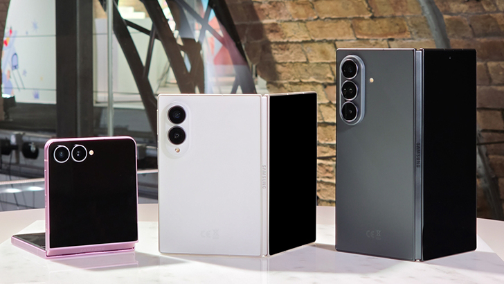 Galaxy Z Flip8, Galaxy Z Fold8 und Galaxy Z Fold8 Ultra aufgeklappt nebeneinander in unterschiedlichen Farben