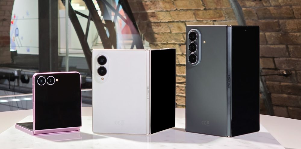 Galaxy Z Flip8, Galaxy Z Fold8 und Galaxy Z Fold8 Ultra aufgeklappt nebeneinander in unterschiedlichen Farben