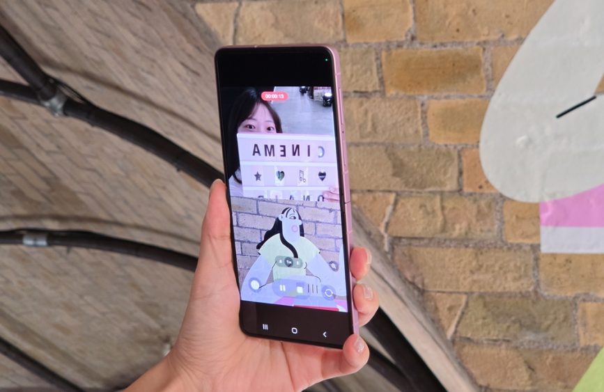 Galaxy Z Flip8 im Dual-Recording-Modus mit geteiltem Bildschirm für Person und Motiv