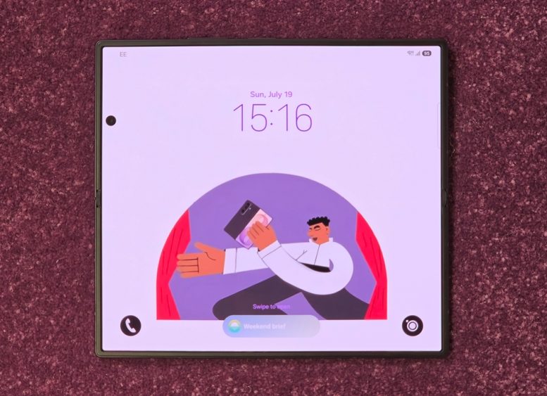 Nahaufnahme des Hauptdisplays des Galaxy Z Fold8 Ultra mit kaum sichtbarer Faltlinie
