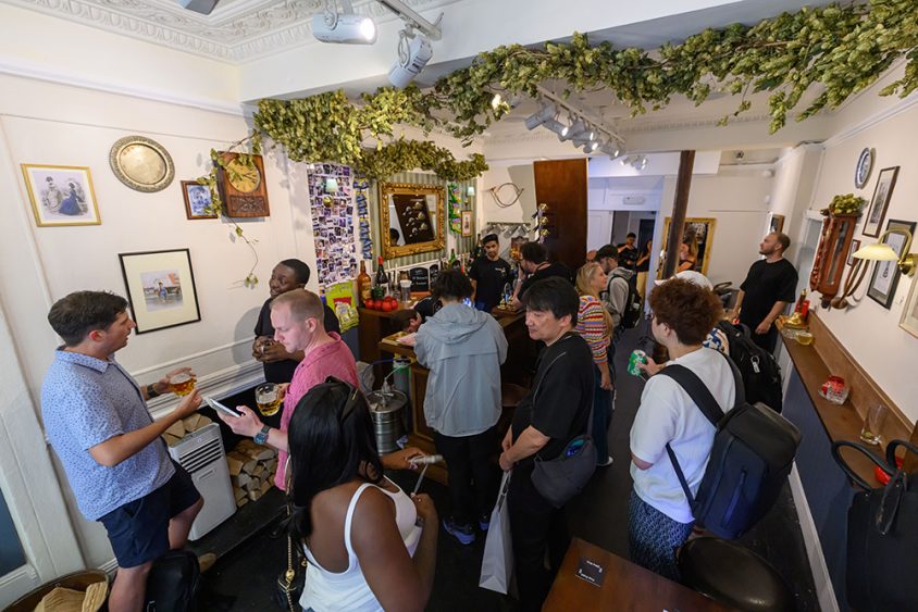 Besucher erkunden die Samsung Galaxy Z-Serie im The Fold Inn London – dem Pop-up-Erlebnisraum zum Galaxy Unpacked 2026.