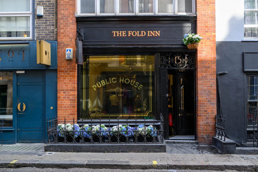 Außenansicht des The Fold Inn in London – Fassade eines Pubs mit der Aufschrift „The Fold Inn", Samsung-Pop-up zum Galaxy Unpacked 2026.