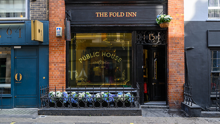 Außenansicht des The Fold Inn in London – Fassade eines Pubs mit der Aufschrift „The Fold Inn“, Samsung-Pop-up zum Galaxy Unpacked 2026.