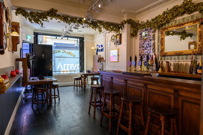 Innenansicht des Fold Inn in London – ein traditioneller britischer Pub, der als Erlebnisraum für die Samsung Galaxy Z-Serie gestaltet wurde.