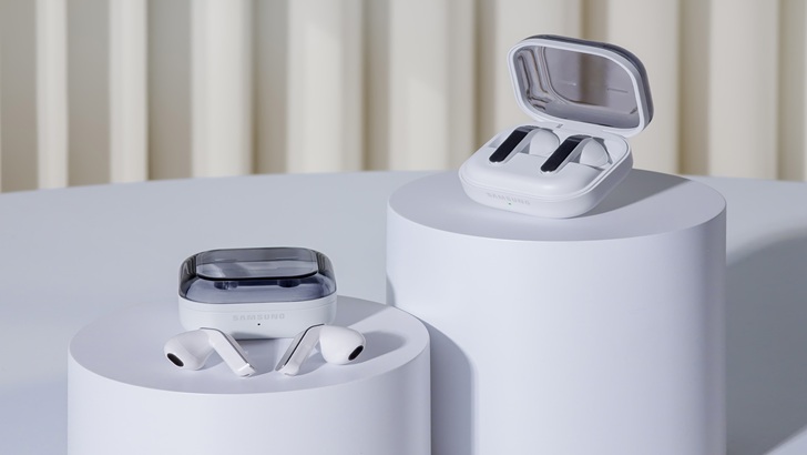 Zwei Paar weiße Samsung Galaxy Buds4 Pro und Galaxy Buds4 mit geöffneten Ladeetuis stehen auf weißen Podesten vor einem hellen Hintergrund.