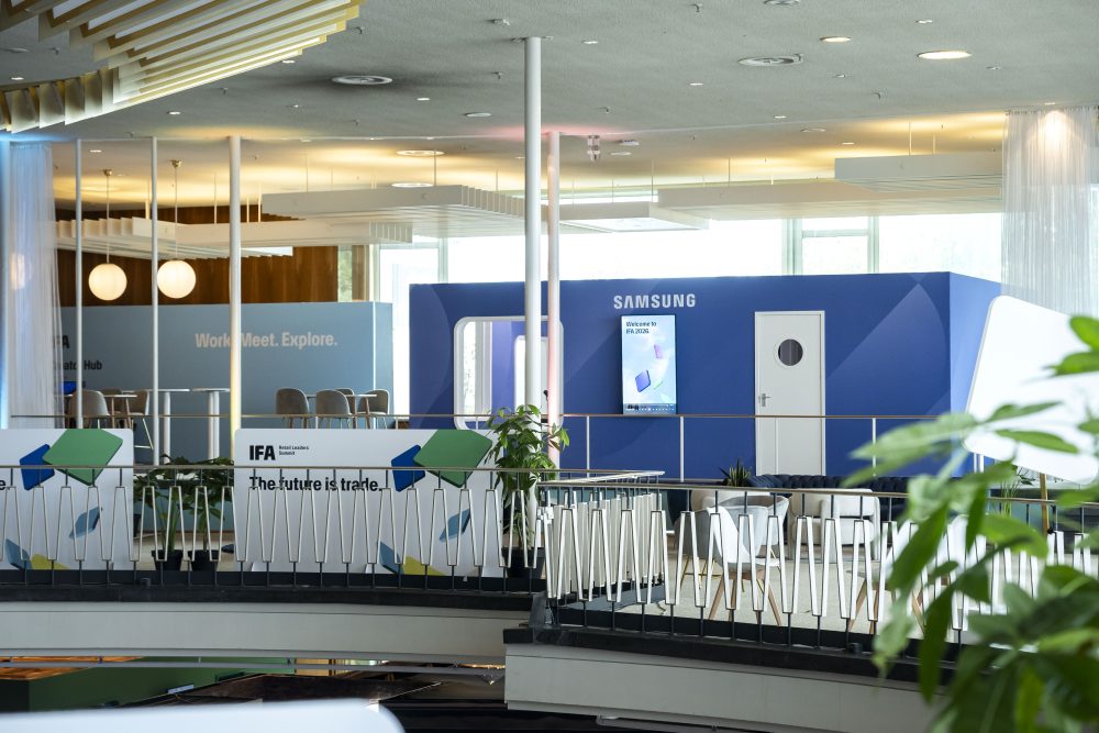Blick auf den zweistöckigen IFA Creator Hub mit Samsung-Produktstationen, Sitzbereichen und Besucher*innen in einem modernen Atrium.