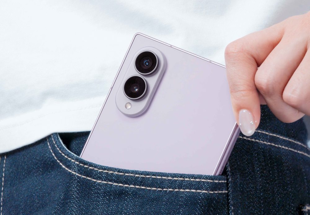 Eine Nutzerin zieht ein zusammengeklapptes Samsung Galaxy Z Fold8 aus ihrer Hosentasche. © Samsung Electronics