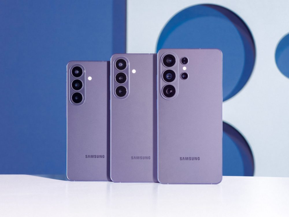 Samsung Galaxy S26, S26+ und S26 Ultra in der Rückansicht nebeneinander aufgestellt in der Farbe Cobalt Violet