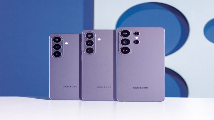 Samsung Galaxy S26, S26+ und S26 Ultra in der Rückansicht nebeneinander aufgestellt in der Farbe Cobalt Violet