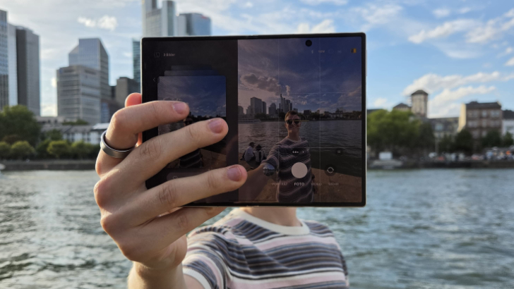 Selfie vor der Skyline: Ein Teilnehmer des Fotowalks von Samsung in Frankfurt fotografiert sich mit dem aufgeklappten Galaxy Z Fold8.