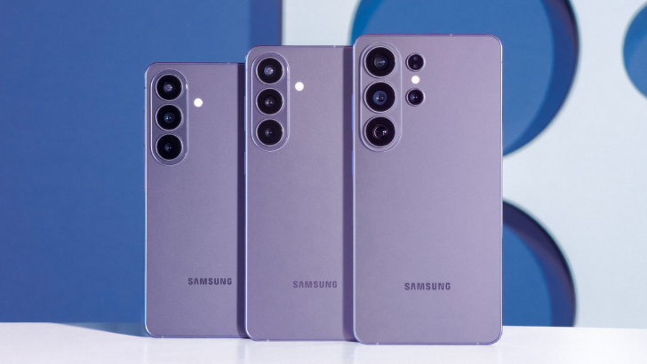 Samsung Galaxy S26, S26+ und S26 Ultra in der Rückansicht nebeneinander aufgestellt in der Farbe Cobalt Violet