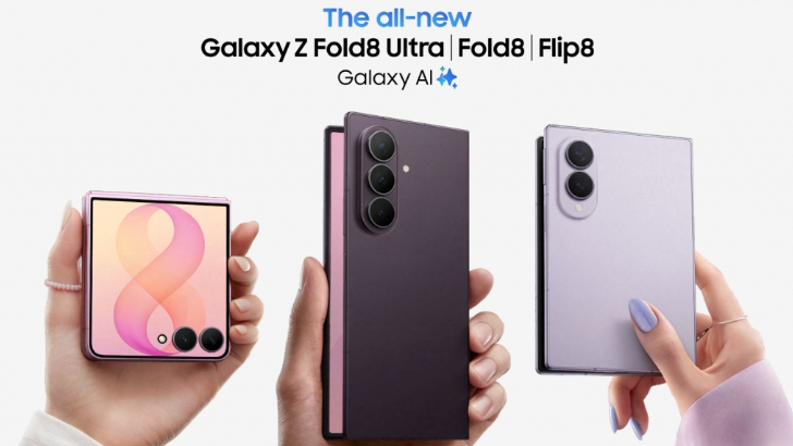 Drei faltbare Smartphones der Samsung Galaxy Z8-Serie werden von Händen vor hellem Hintergrund präsentiert: links das Samsung Galaxy Z Flip8, in der Mitte das Samsung Galaxy Z Fold8 Ultra und rechts das Samsung Galaxy Z Fold8. © Samsung Electronics