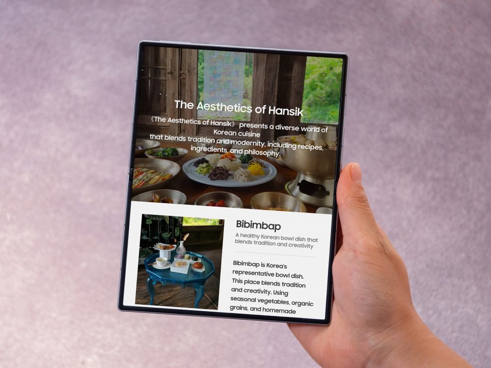 Eine Hand hält das Samsung Galaxy Z Fold8 im 4:3-Hochformat, auf dem Display ein Artikel mit einem Kochrezept für Bibimbap.