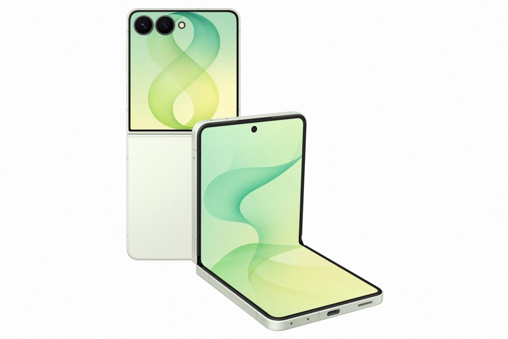 Das Samsung Galaxy Z Flip8 in der Farbe Mint, hinten die Rückansicht aufgeklappt, vorne die Frontansicht im 90-Grad-Winkel aufgestellt.