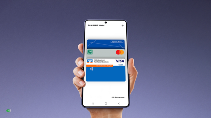 Eine Hand hält ein Samsung Galaxy Smartphone mit geöffneter Samsung Wallet App und hinterlegten Mastercard- und Visa-Karten vor violettem Hintergrund. © Samsung Electronics